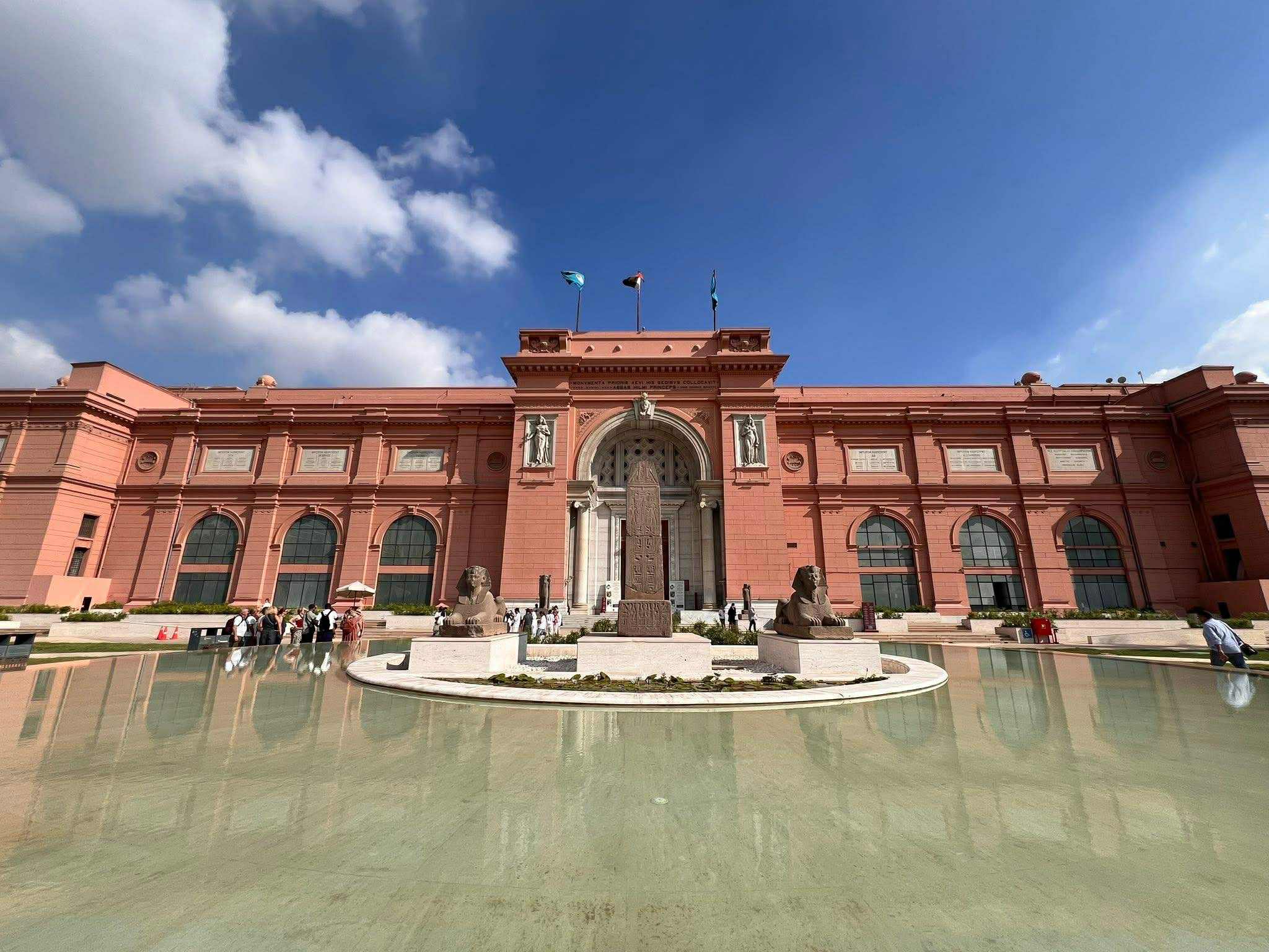 Ägyptisches Museum Kairo rosarote Fassade mit Spiegelbecken