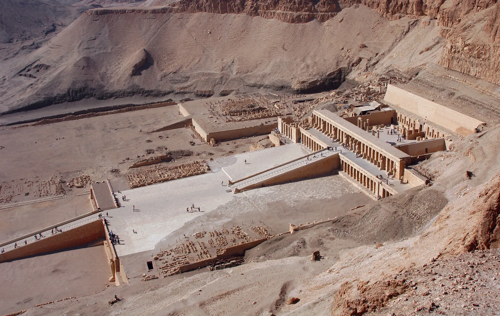 Bemalte Kammern im Hatschepsut Tempel Luxor farbige Hieroglyphen