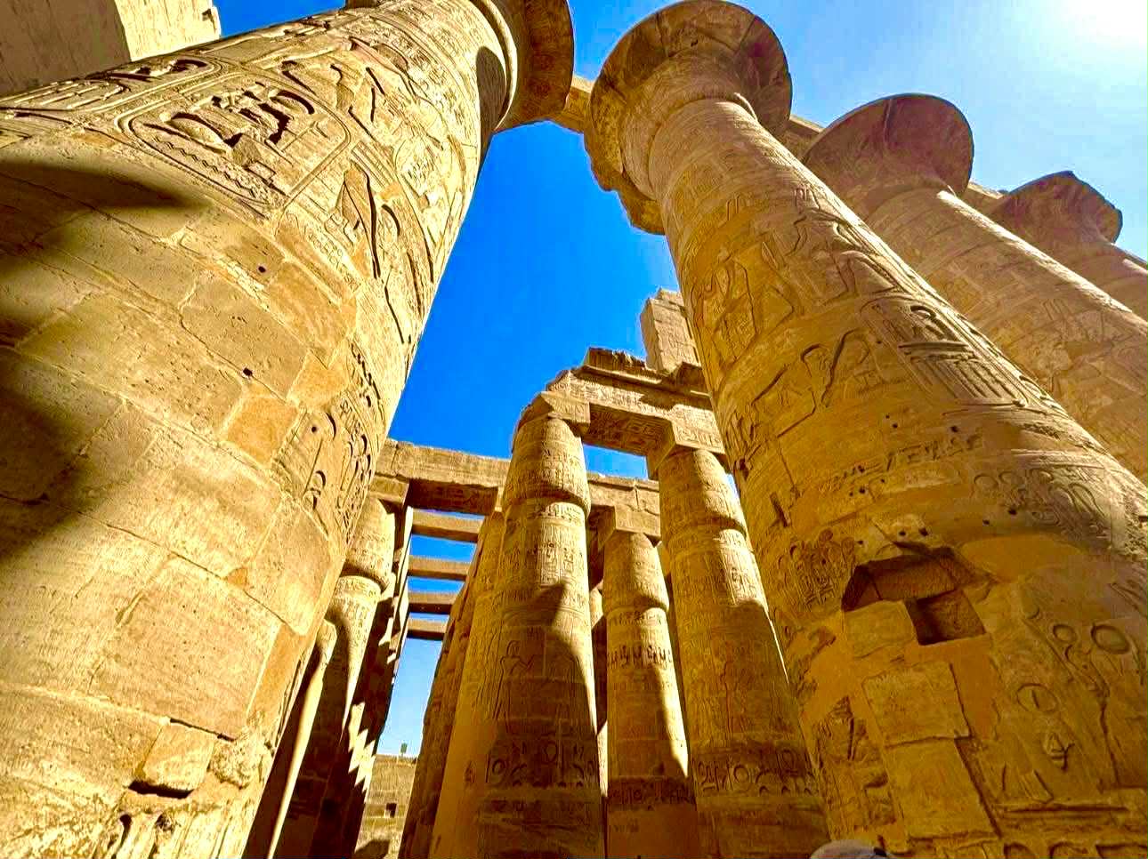 Riesige Säulen des Karnak Tempel Luxor mit Hieroglyphen – VIP Tagesausflug ab Hurghada