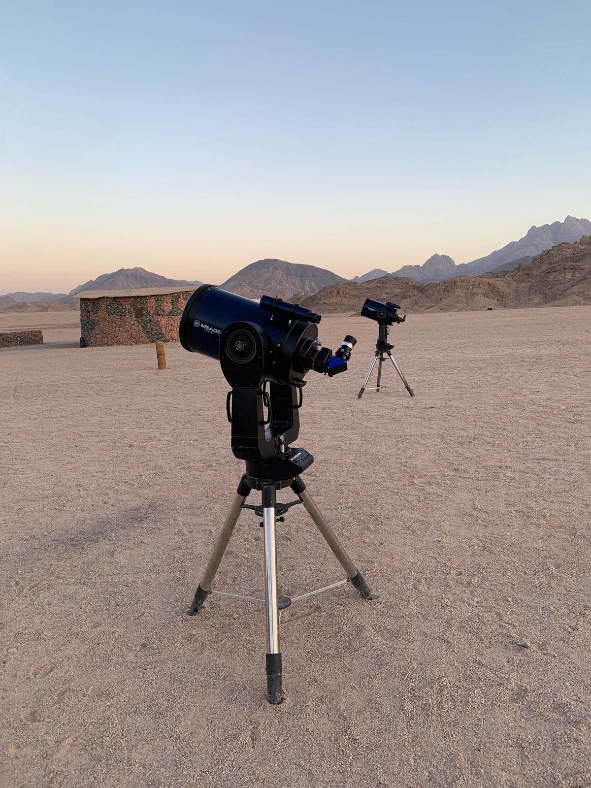 Sternenhimmel Safari Hurghada – Gruppe beobachtet Milchstraße mit Laser in der Wüste